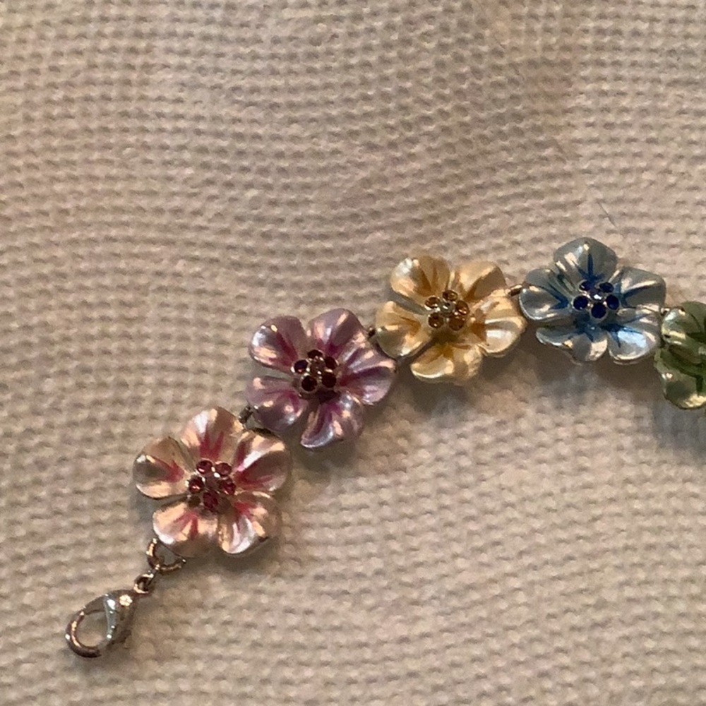 Silver tone different color flowers with crystals in the center bracelet - Picture 3 of 5